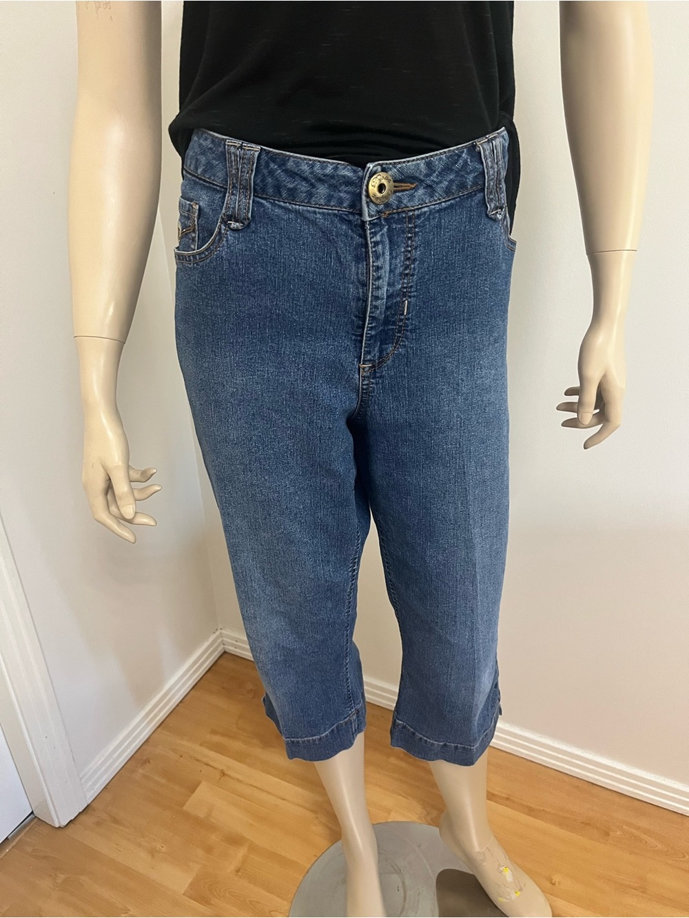 Classic Mid-Rise Blue Cropped Jeans